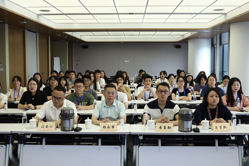 浙江大學(xué)經(jīng)濟(jì)學(xué)院、國際聯(lián)合商學(xué)院全國優(yōu)秀大學(xué)生夏令營到浙江東方參訪 劉安江（左一）楊永軍（左二）.jpg